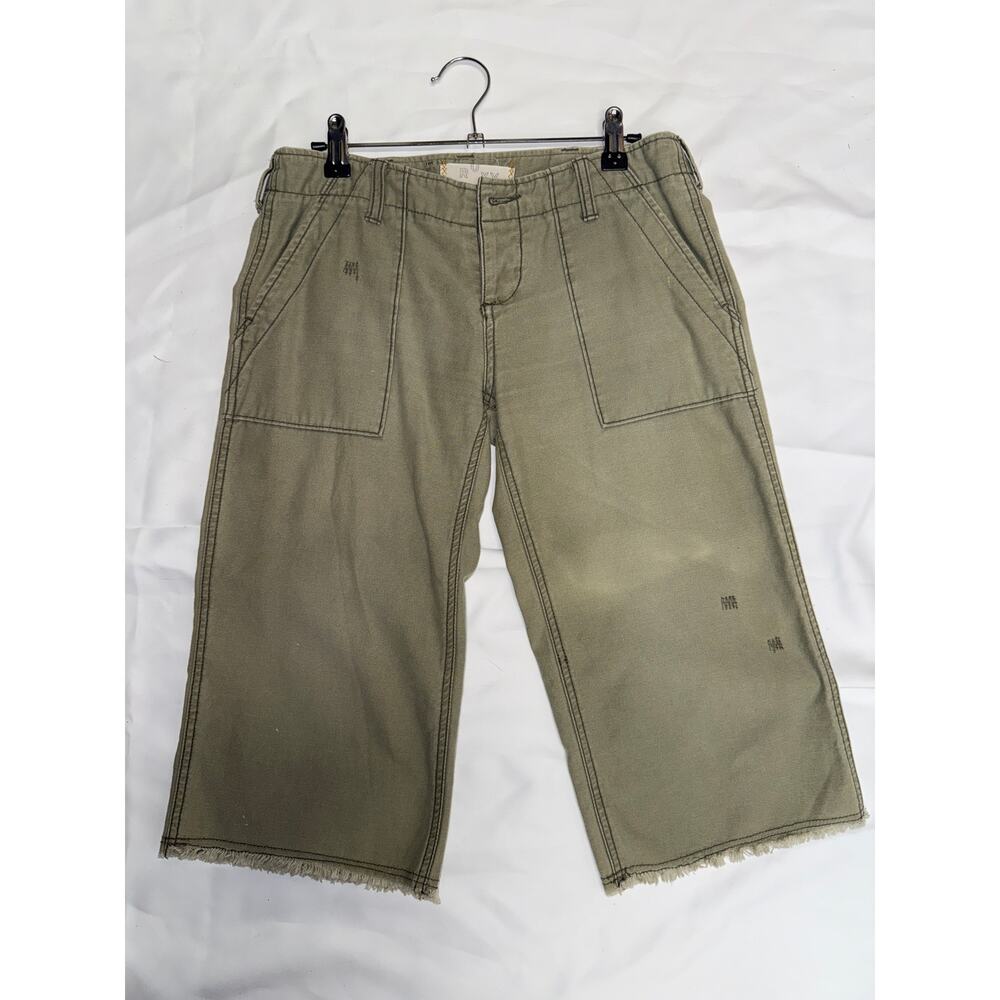 Green Roxy jorts size 3
Waist-16
Length-18
Rise-8.5